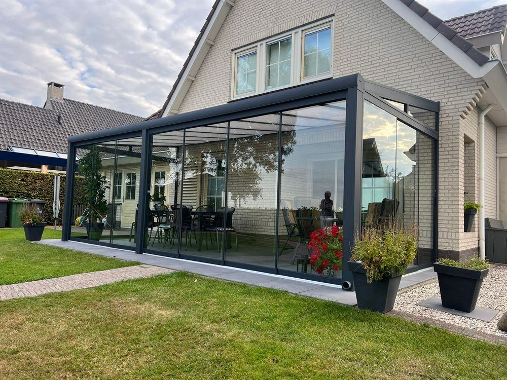 Sonnige Terrassenüberdachung mit Pflanzen